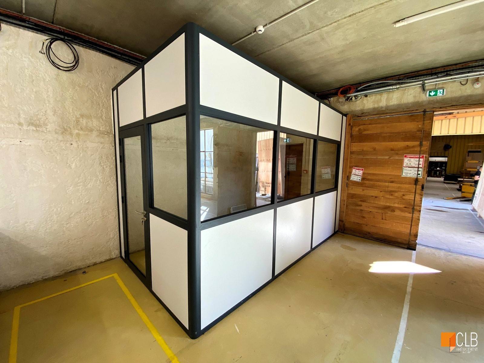 Cabine en cloison vitrée sur allège porte cadre aluminium vitrée à Avignon dans le Vaucluse (84)