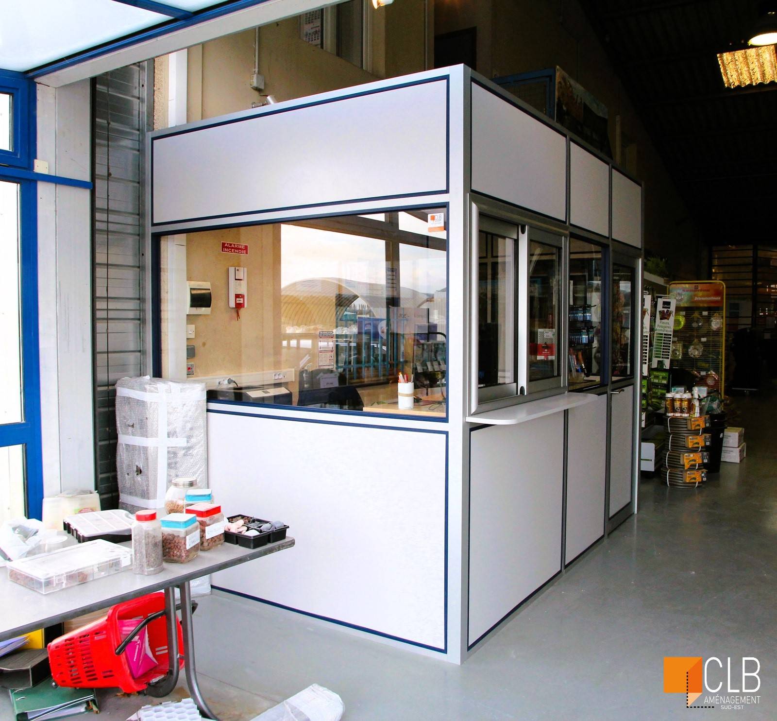 cloison industrielle amovible dans un entrepôt à Marignane dans les Bouches du Rhône