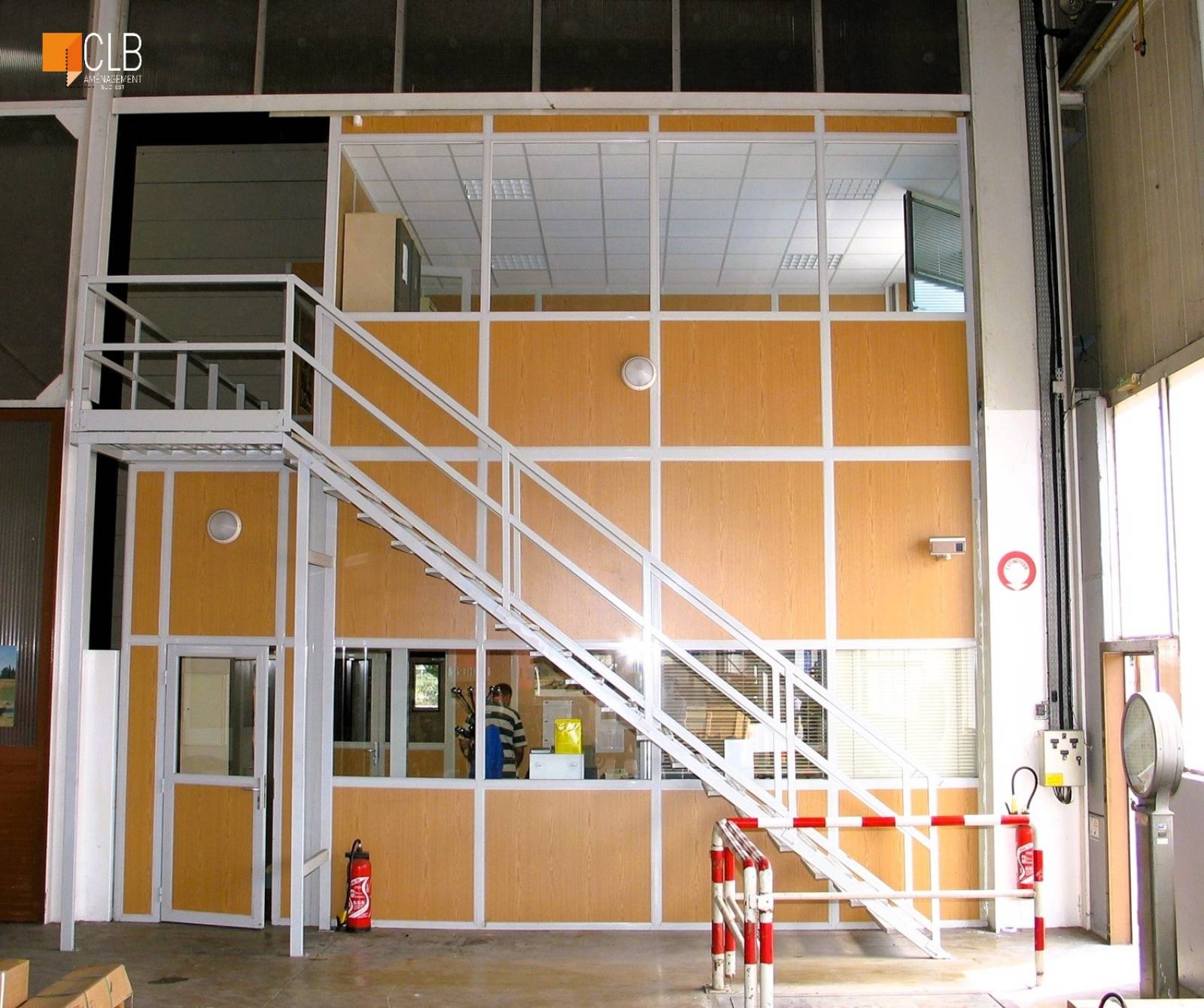 Bureaux en cloison modulables sur mezzanine industrielle à Aix en Provence dans les Bouches du Rhône