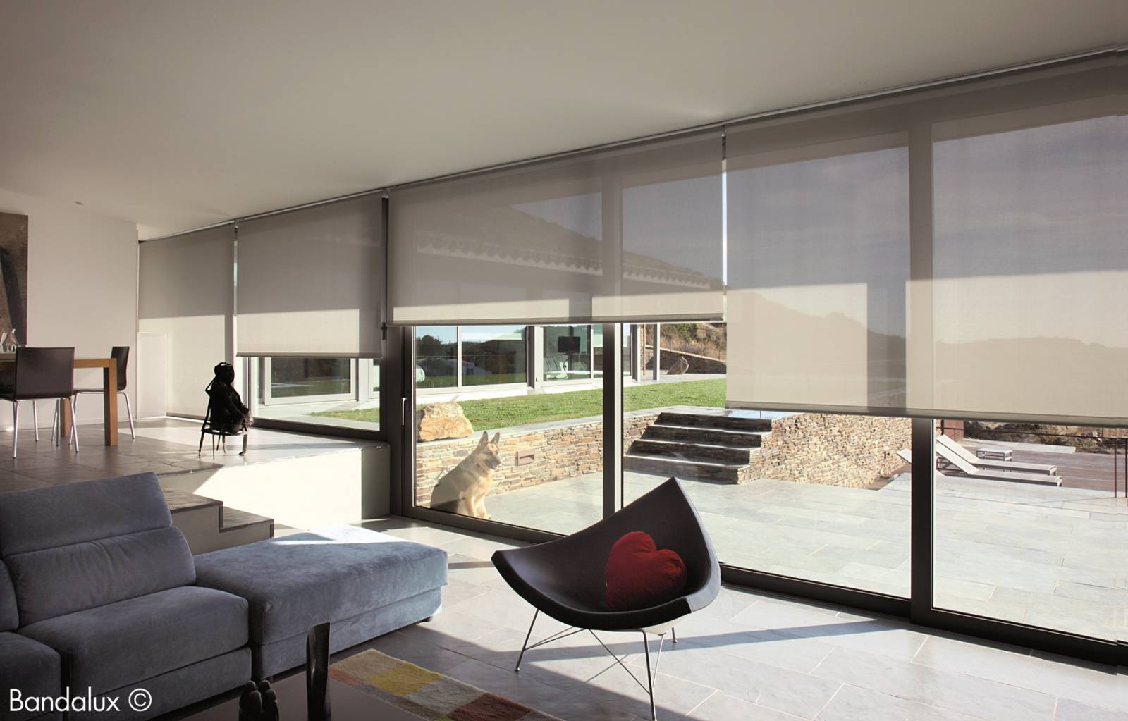 Stores à Enroulement avec finition Polyscreen pour la gestion lumière-ensoleillement à Aix en Provence dans les Bouches du Rhône