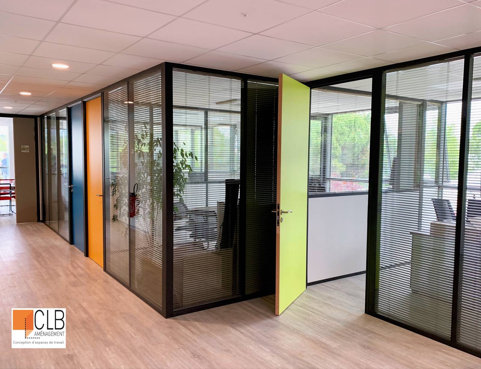 cloison amovible ou modulaire vitrée toute hauteur store intégré à Aix en Provence dans les Bouches du Rhône