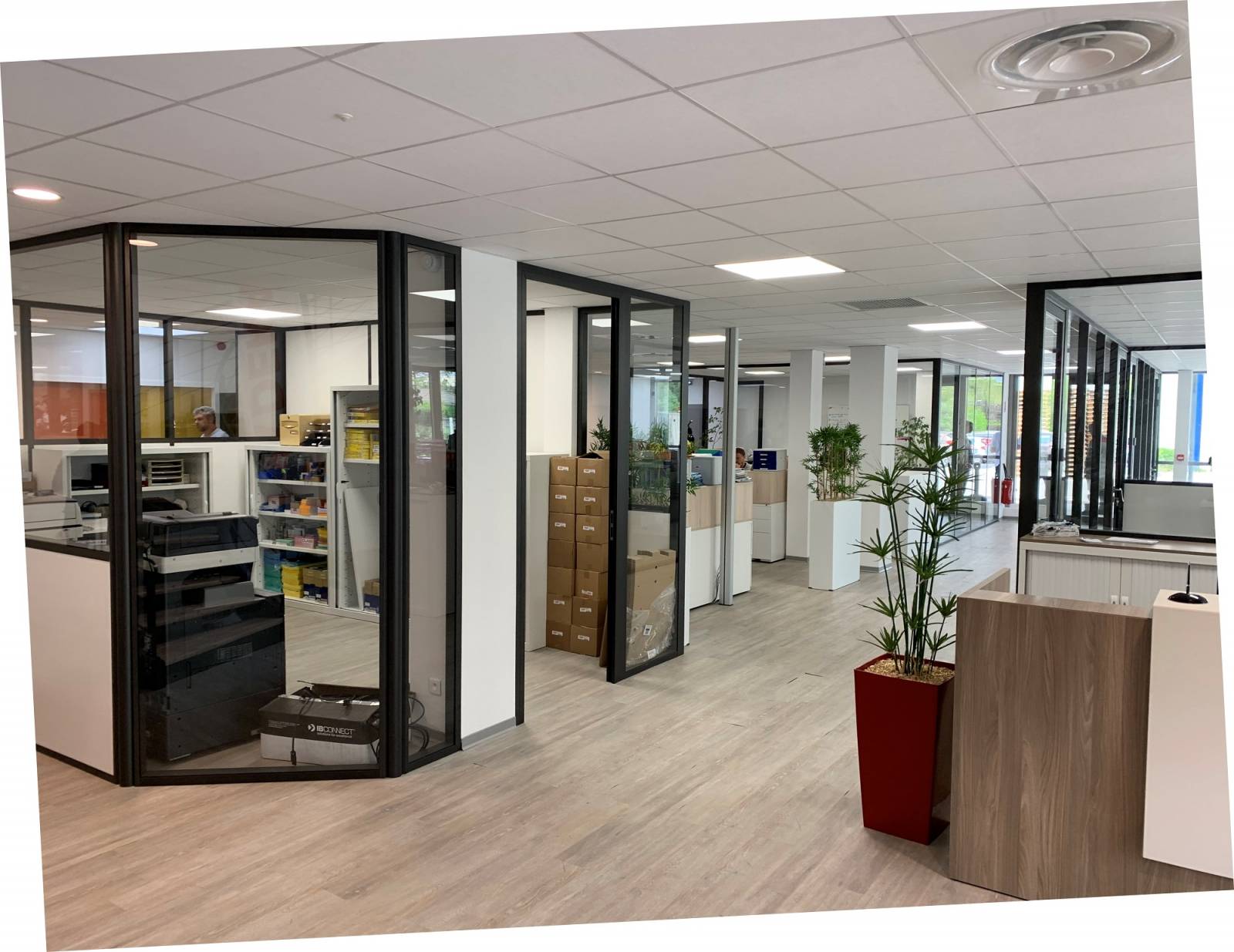 Cloison vitrée pour bureaux, sols et plafond à Aubagne dans les Bouches du Rhône
