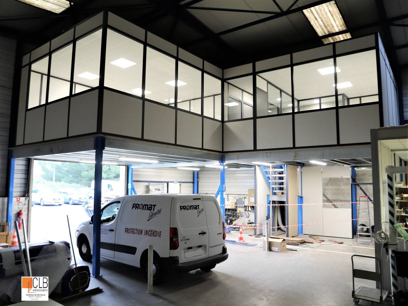 Mezzanine métallique et Cloisons vitrées pour bureaux  à Martigues dans les Bouches du Rhône