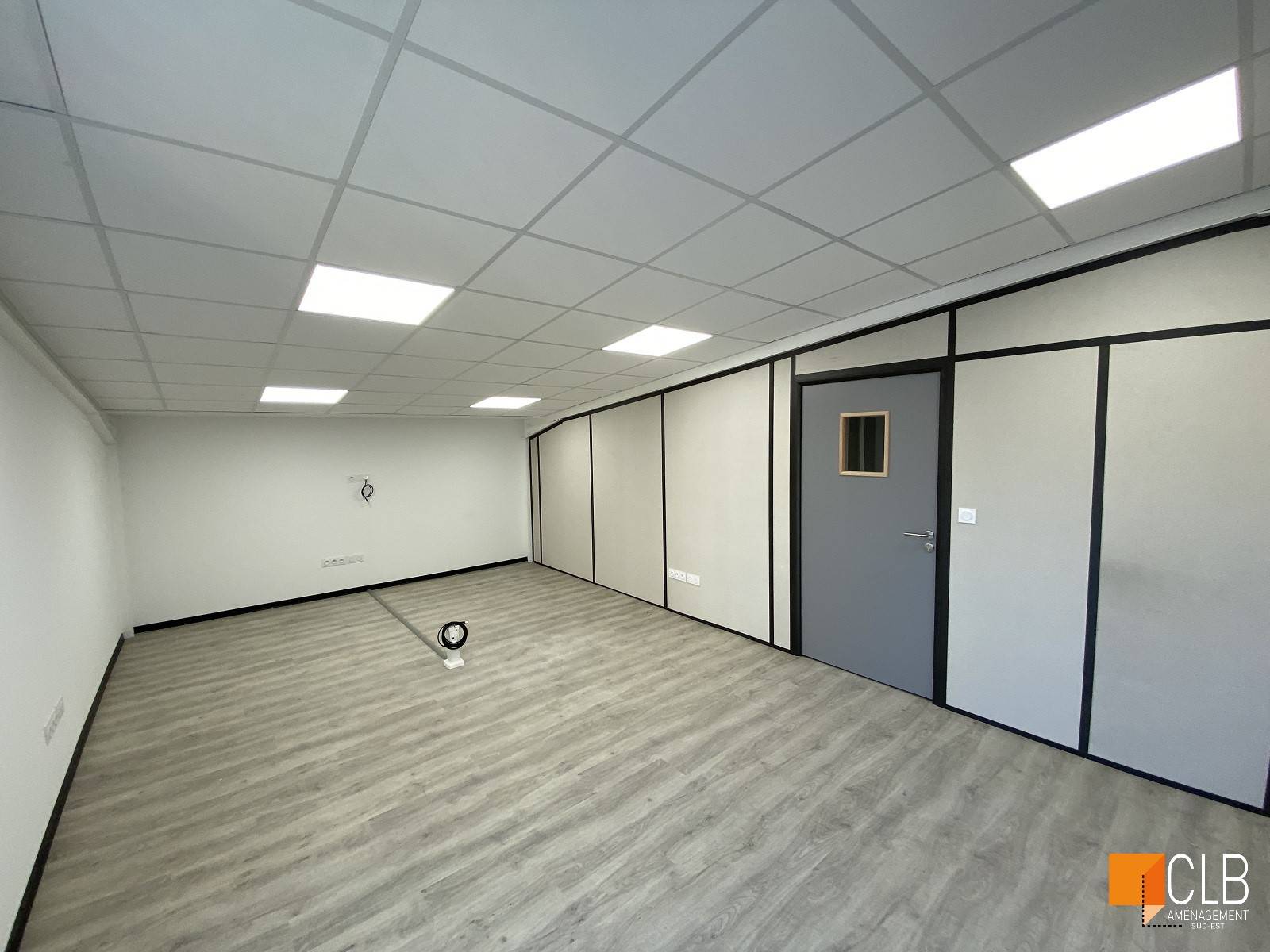 Cloisons amovible ou modulaire plein tout hauteur, sol PVC et faux plafond