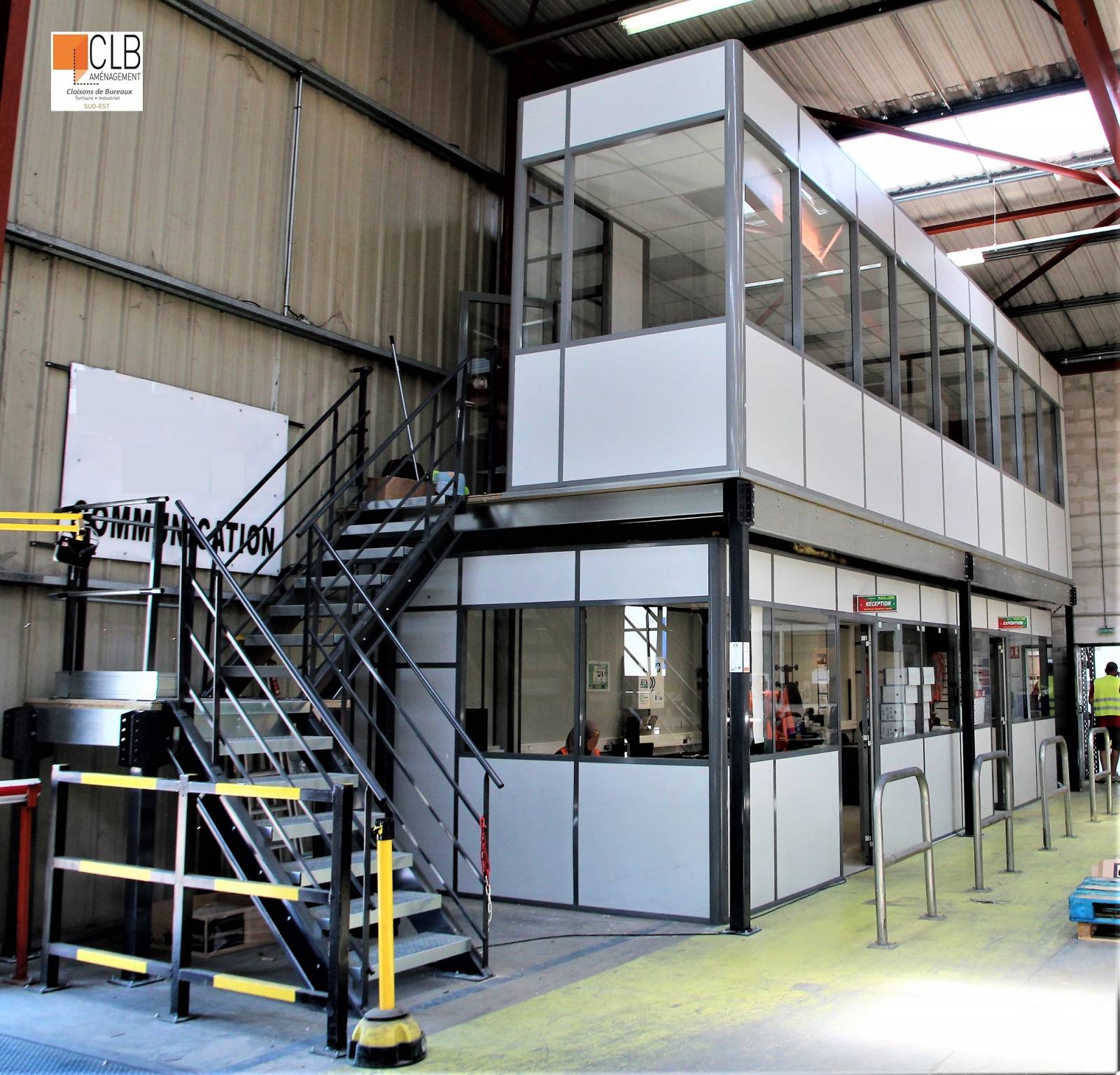 Mezzanine industrielle avec escalier métallique quart tournant 