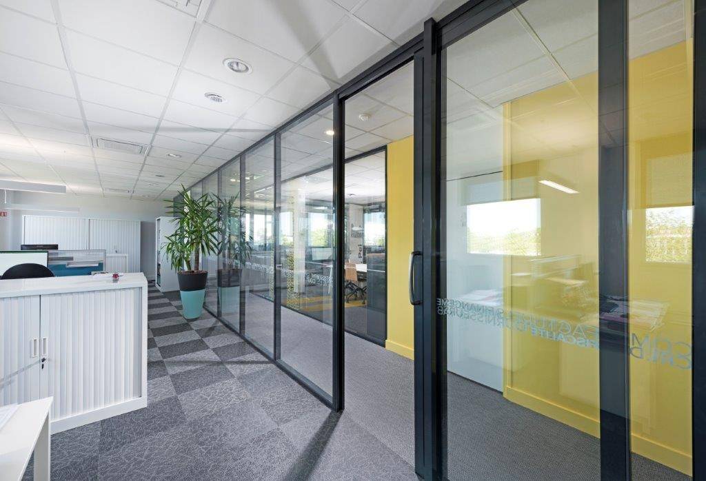Porte coulissante dans des bureaux à Aix en Provence dans les Bouches du Rhône