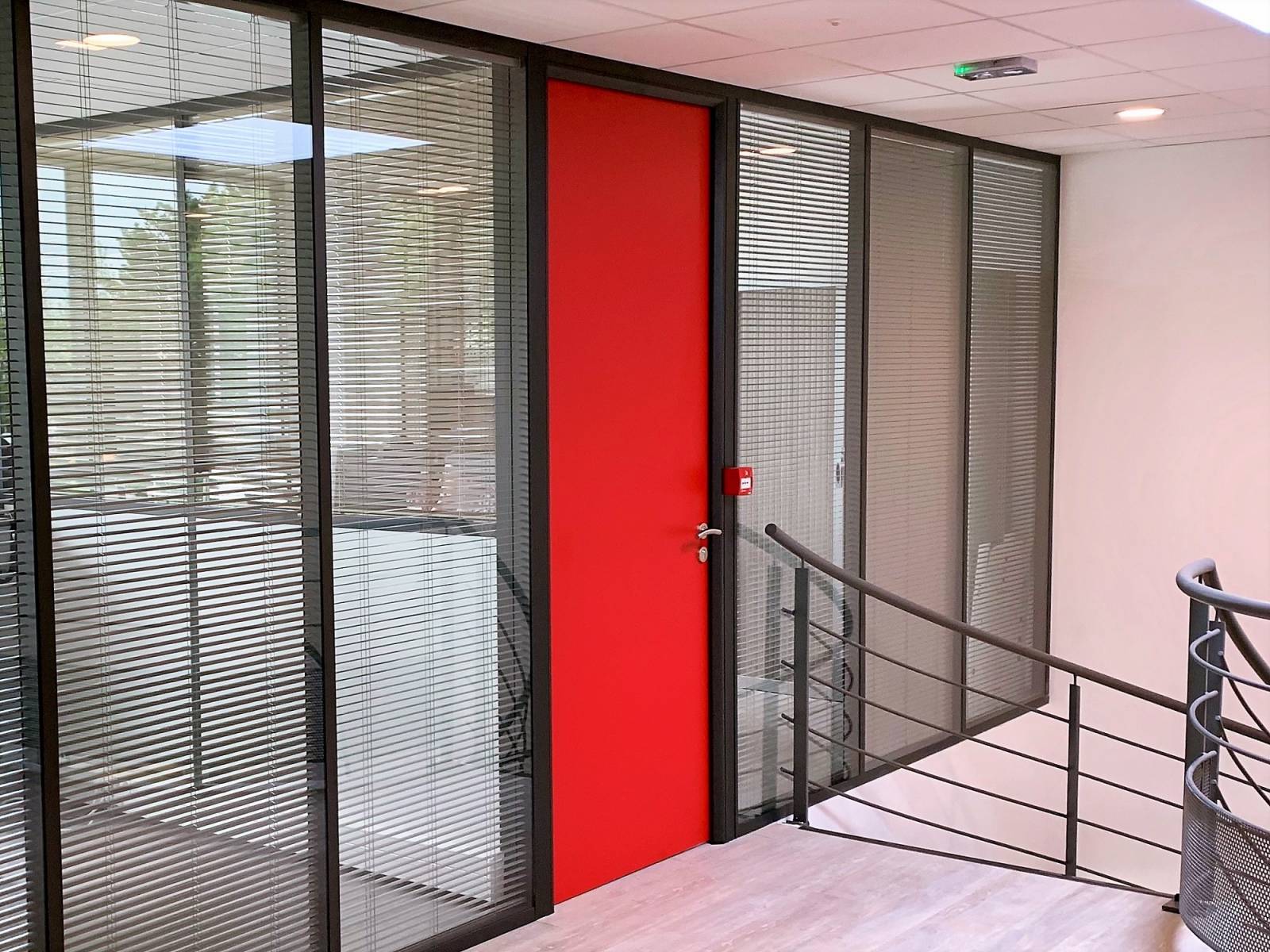 Bloc porte bois stratifié toute hauteur pour cloison modulaire à Aubagne dans les Bouches du Rhône