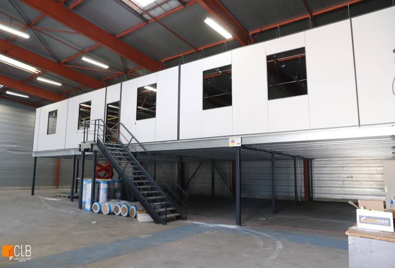 Bureau et salle de réunion sur mezzanine industrielle à Aubagne dans les Bouches du Rhône 