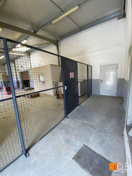 Cloisons grillagées industrielles avec porte battante tôlée et barre antipanique à Cavaillon dans le Vaucluse