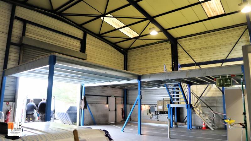 Mezzanine de stockage ou bureaux avec cloisons mi vitrées à Martigues dans les Bouches du Rhône