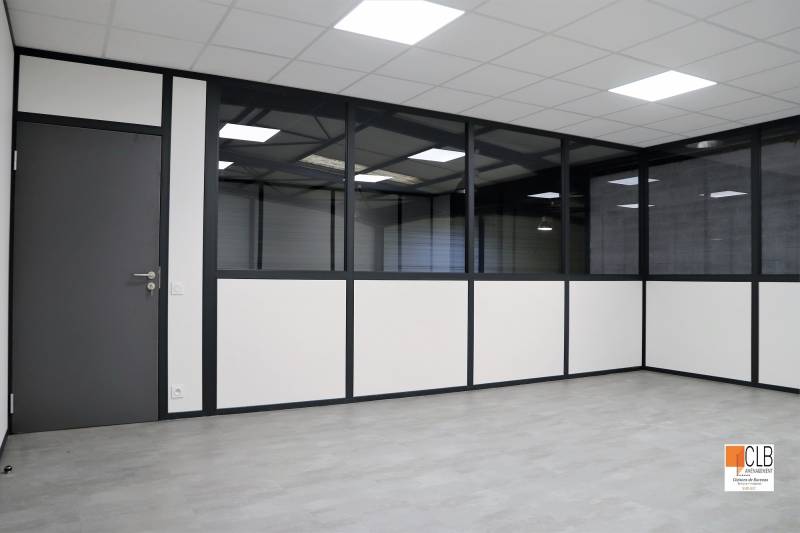 Plateforme métallique et Cloisons vitrées pour bureaux à Martigues dans les Bouches du Rhône