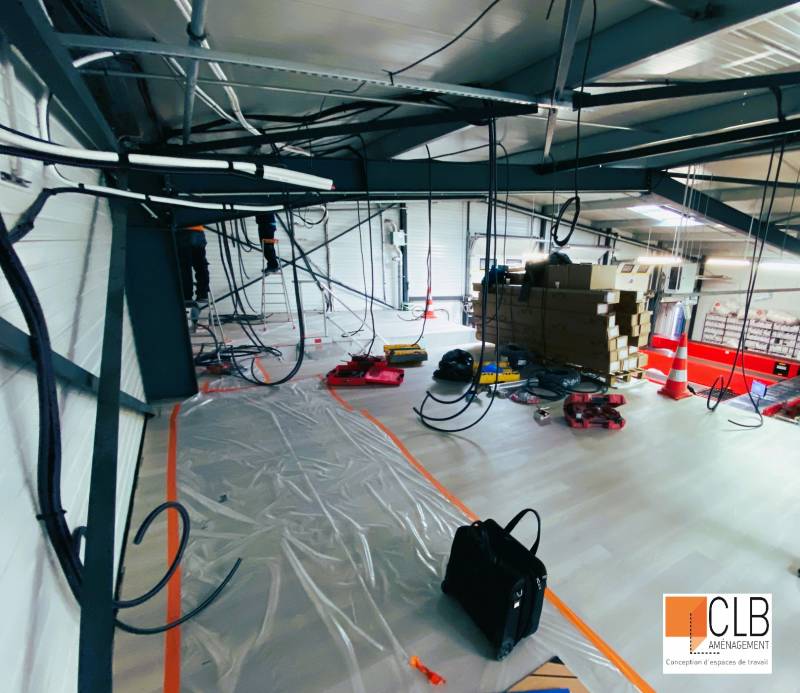 Cloisons modulaires en aluminium semi vitrée sur mezzanine béton dans l'Hérault