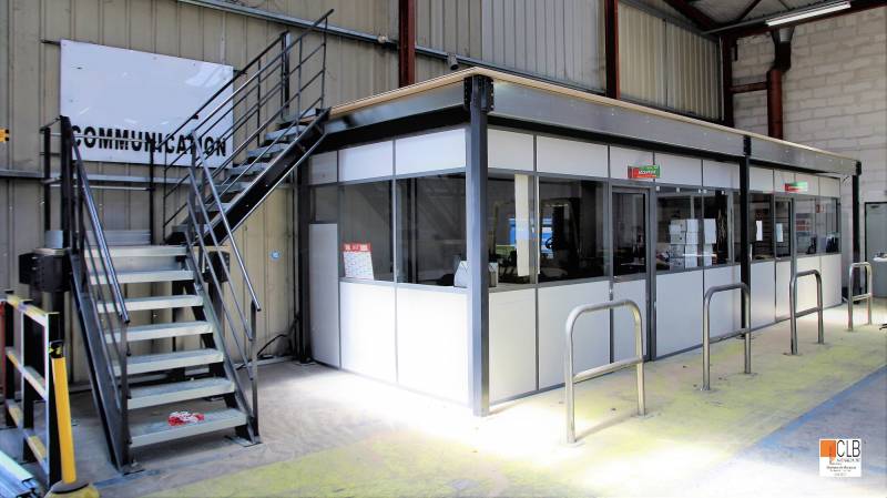Plateforme de stockage avec bureaux d'atelier et escalier métallique à Carpentras dans les Bouches du Rhône