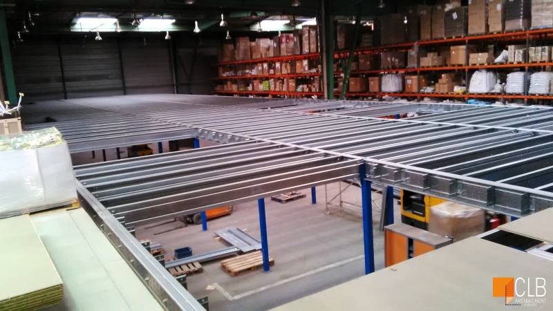 Plateforme industrielle dans zone de stockage à Avignon dans le Vaucluse
