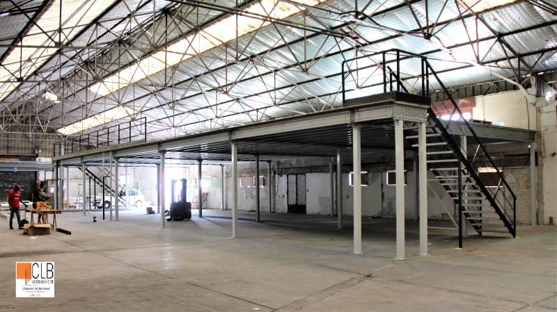 Mezzanine de stockage avec escalier et garde corps à Aubagne dans les Bouches du Rhône