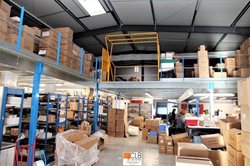 Plateforme métallique avec barrière écluse et escalier métallique pour du stockage à Brignoles dans le Var
