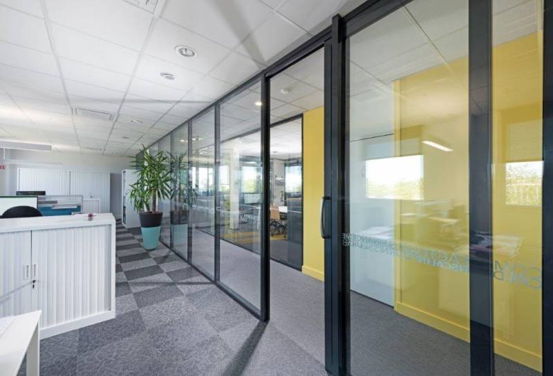 Porte coulissante dans des bureaux à Aix en Provence dans les Bouches du Rhône
