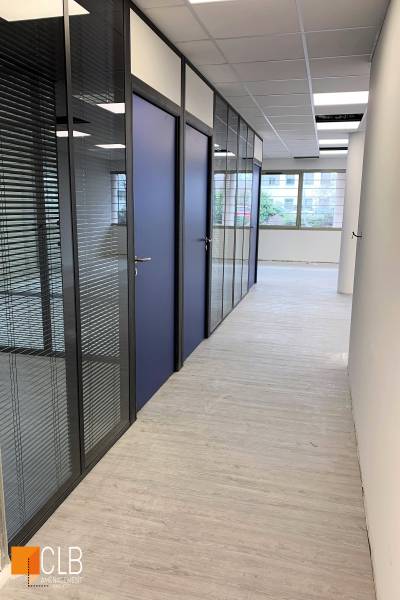 Cloison vitrée toute hauteur porte bois store intégré à Vitrolles dans les Bouches du Rhône