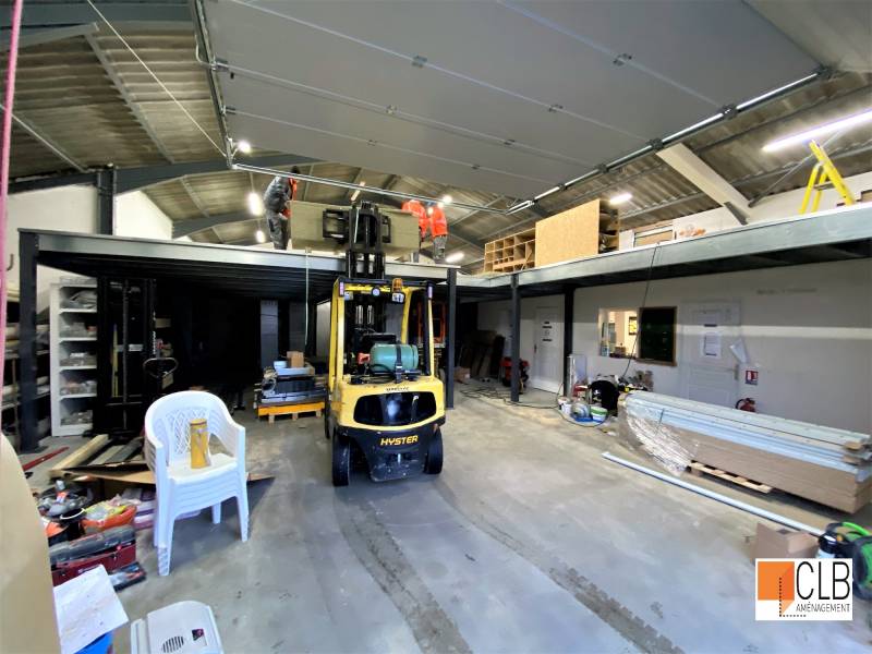 Plateforme de stockage en cours de pose à Malaucene dans le vaucluse