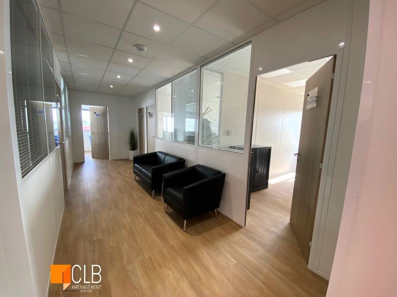 Cloison amovible store intégré avec porte bois et sol PVC à Salon de Provence dans les Bouches du Rhône